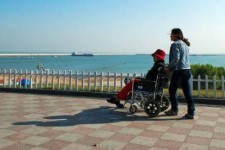 溧阳八旬老人推轮椅带老伴游中国(为了方便推轮椅带老伴出门)