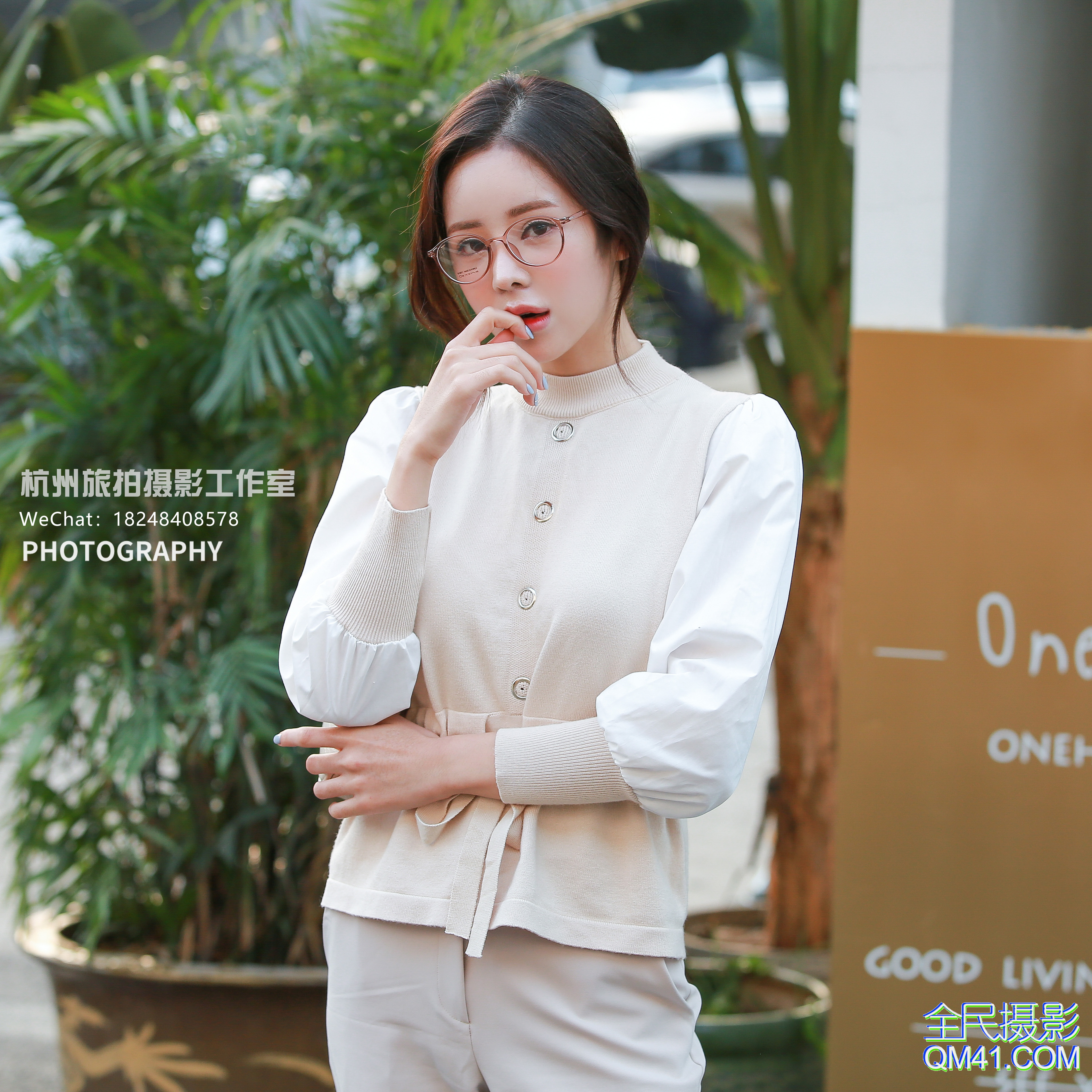 兼职模特被摄影师亲(兼职模特被摄影师亲了)